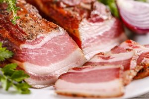 Estudos sugerem uma ligação entre comer carne processada em particular e um risco aumentado de desenvolver demência em pessoas predispostas