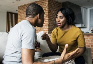 Mulher com transtorno de personalidade brigando com o marido 