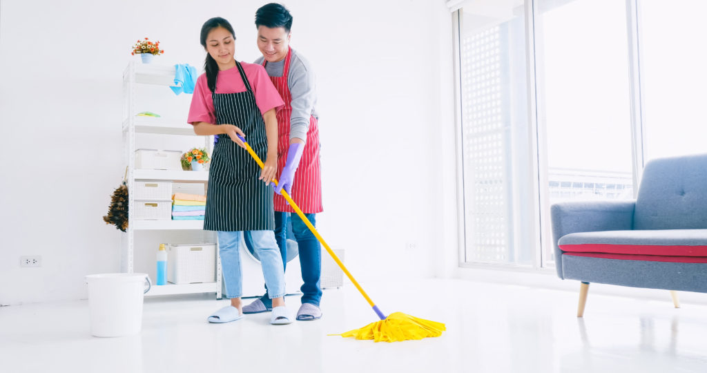 Homem ajudando esposa com depressão a limpar a casa
