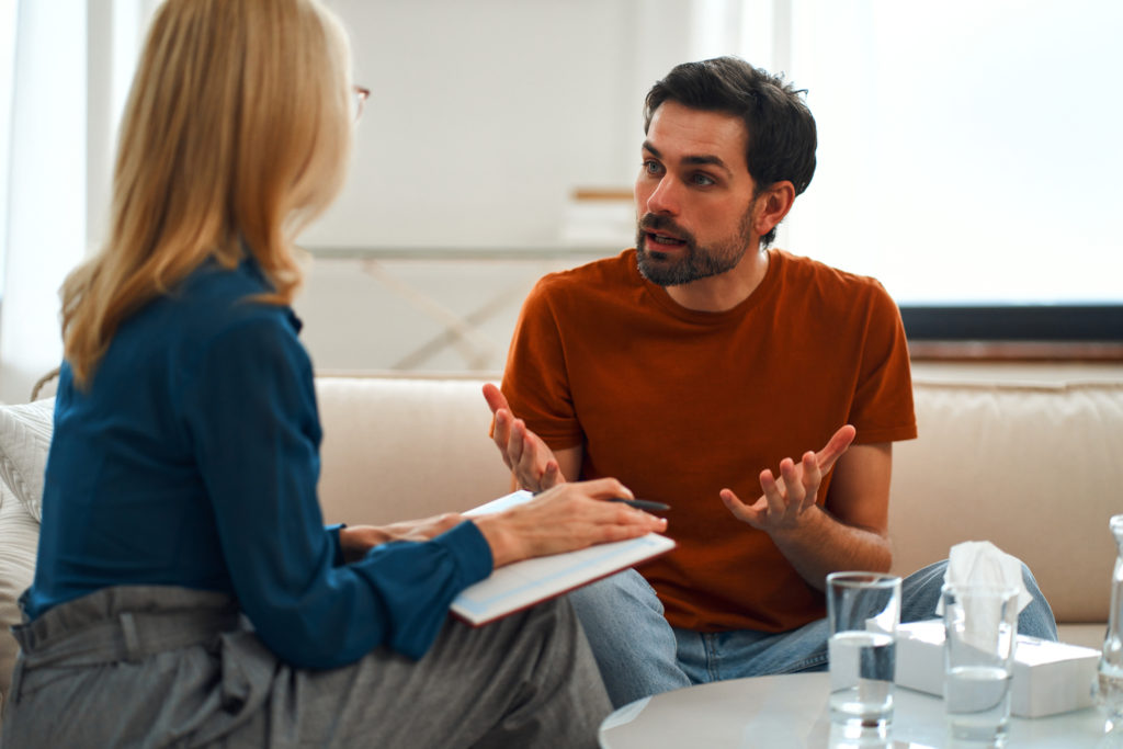 Como conselheiros e terapeutas, os psicólogos podem ajudá-lo a entender ou lidar com problemas de saúde mental