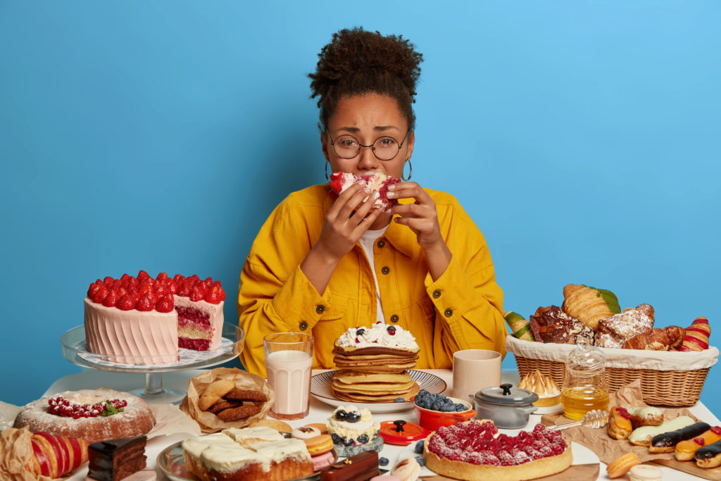 Na alimentação emocional, os comedores emocionais usam a comida em uma tentativa equivocada de lidar com situações emocionais