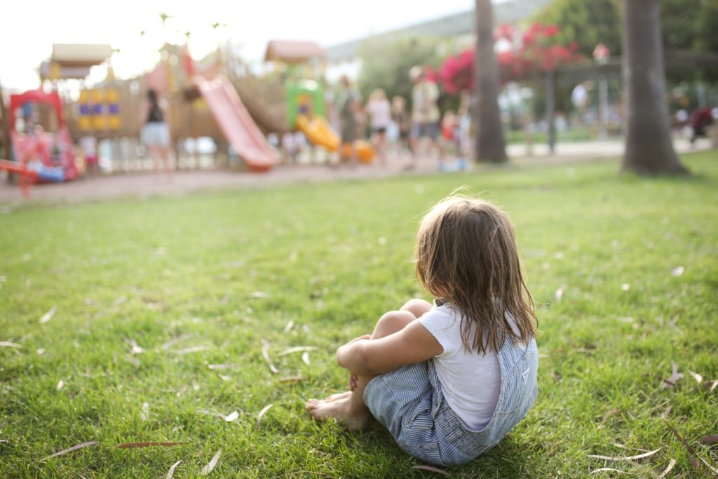 Retirar-se ou evitar interações sociais pode ser sinal de que as crianças possam estar com algum problema 