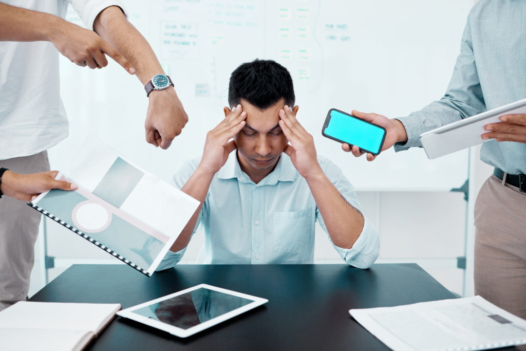 Exposição contínua ao estresse laboral associado a más condições de trabalho pode gerar esgotamento profissional