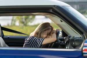 Mulher com sono dormindo no carro