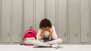 Menina com problemas de saúde mental na escola