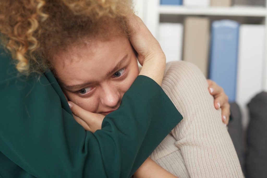 Menina com transtorno bipolar tentando se controlar