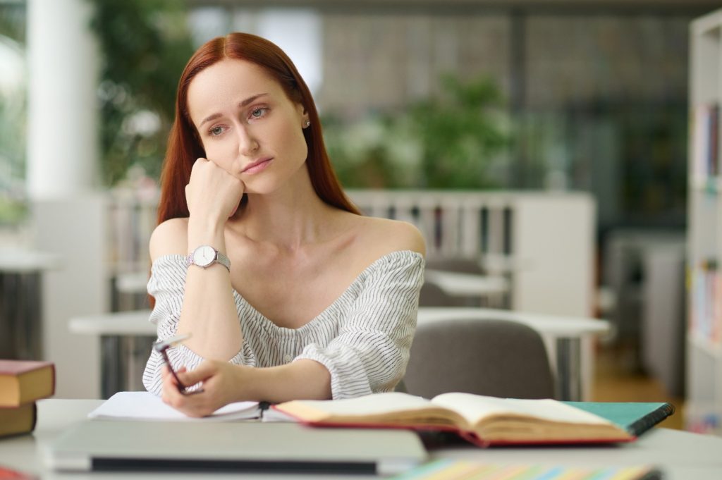 Mulher triste por não cuidar da sua saúde mental