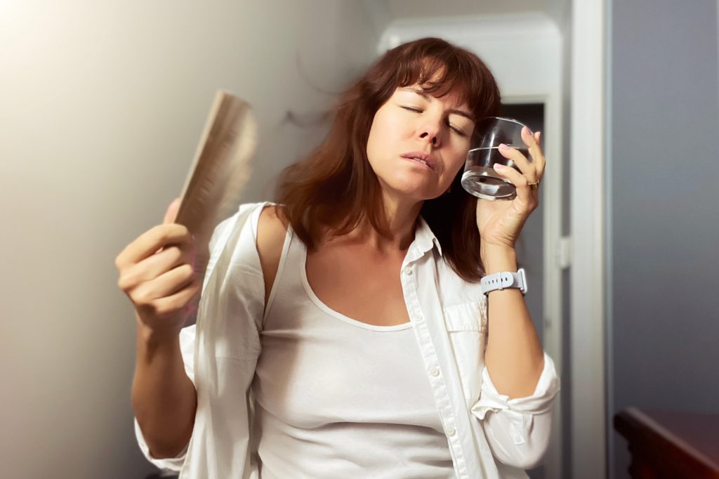 A menopausa provoca vários sintomas físicos, como ondas de calor